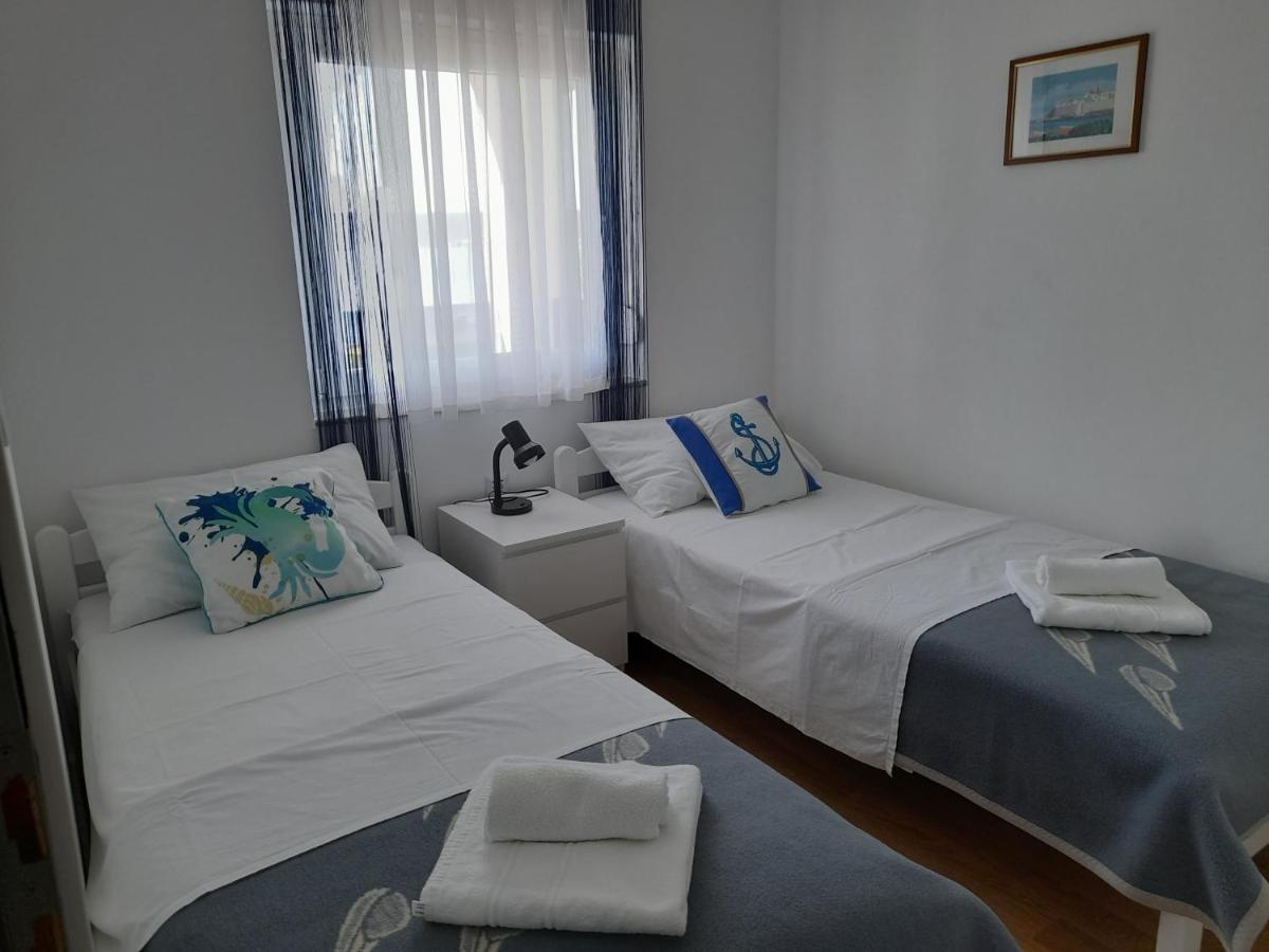 Apartman Prvi Red Do Mora Sveti Filip i Jakov Luaran gambar